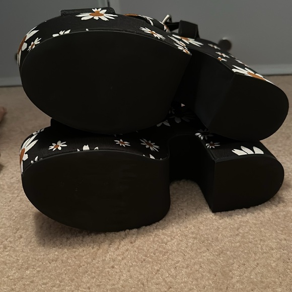 BNWT. Miu Miu Gabardine Daisy Print Heels - Picture 4 of 5